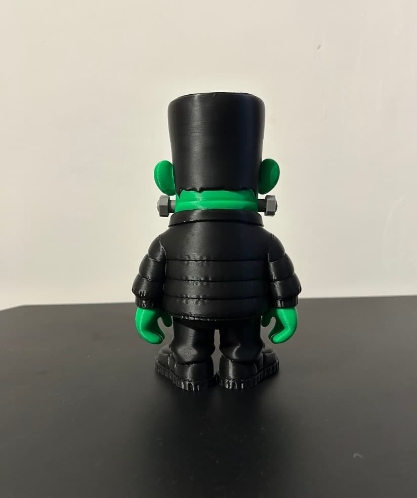 Boneco verde com parafuso 3